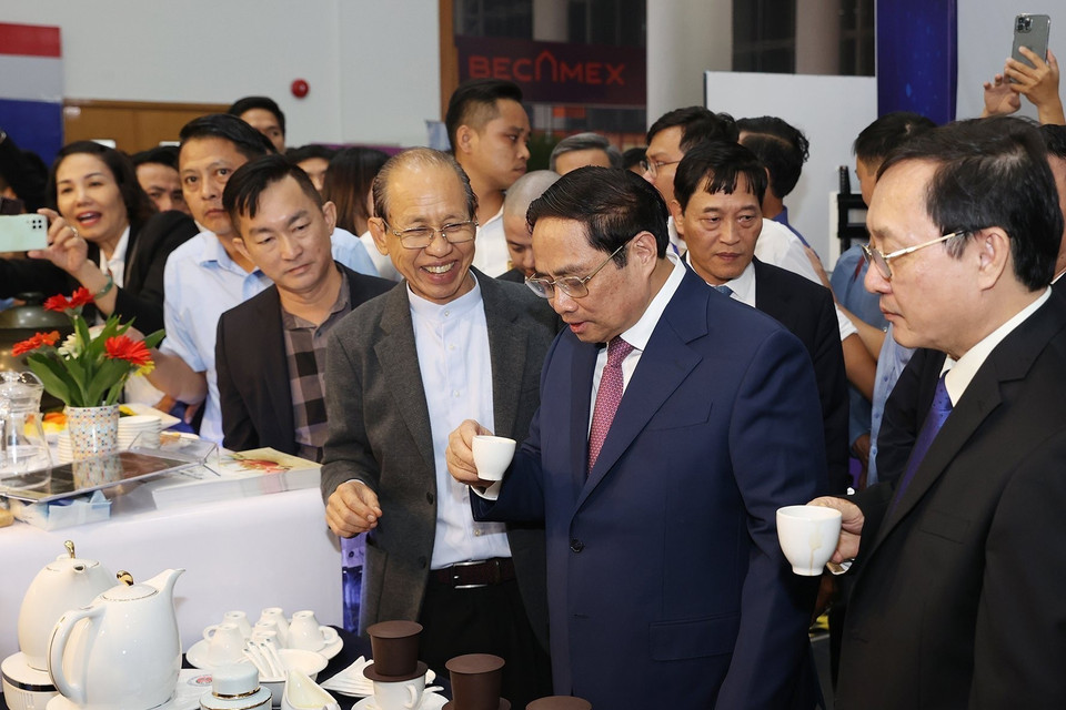 Thủ tướng Phạm Minh Chính thưởng thức sản phẩm tại Ngày hội Khởi nghiệp đổi mới sáng tạo quốc gia. (Ảnh: Dương Giang/TTXVN)