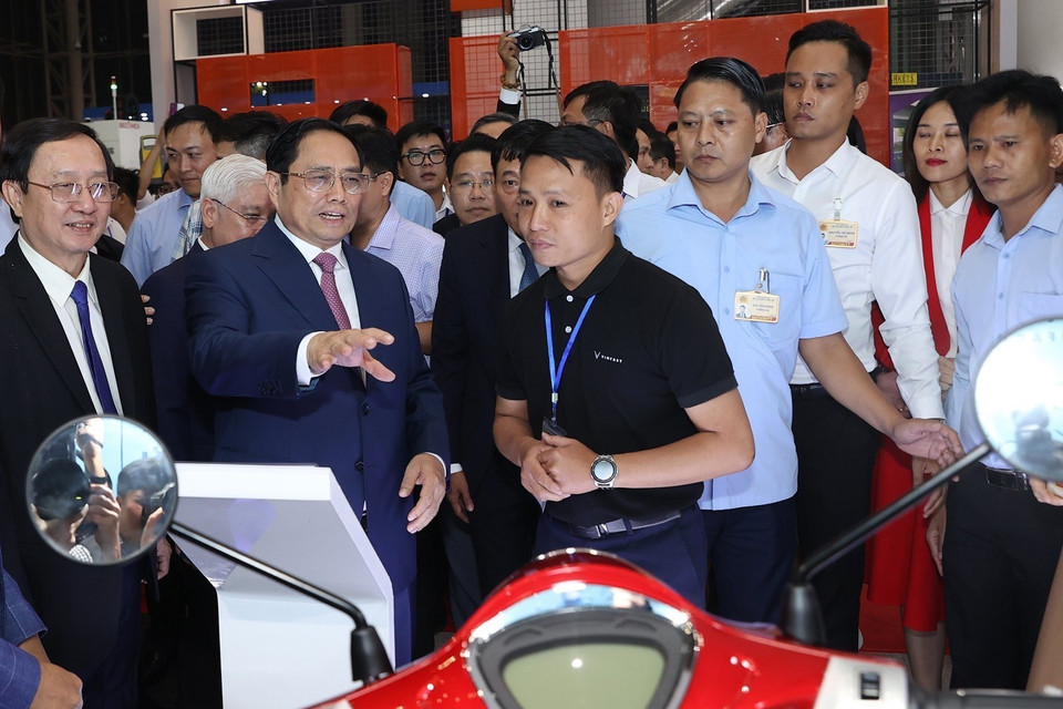 Thủ tướng Phạm Minh Chính tham quan các sản phẩm sáng tạo năm 2022. (Ảnh: Dương Giang/TTXVN)