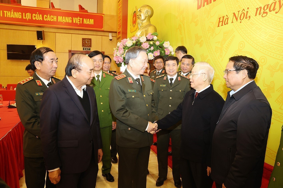 Tổng Bí thư Nguyễn Phú Trọng, Chủ tịch nước Nguyễn Xuân Phúc, Thủ tướng Chính phủ Phạm Minh Chính cùng các lãnh đạo Đảng, Nhà nước với các đại biểu Đảng ủy Công an Trung ương dự hội nghị. (Ảnh: Trí Dũng/TTXVN)