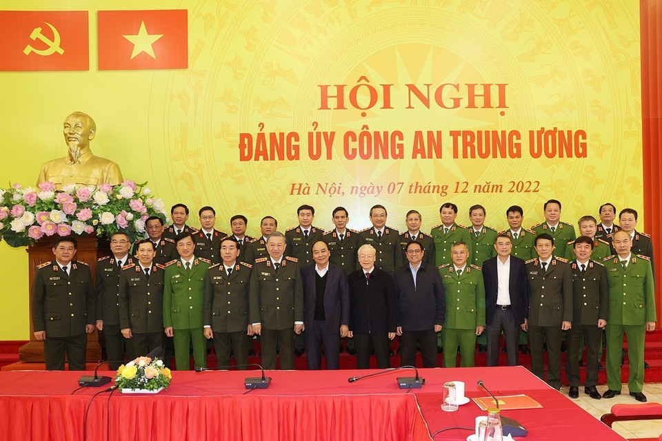 Tổng Bí thư Nguyễn Phú Trọng, Chủ tịch nước Nguyễn Xuân Phúc, Thủ tướng Phạm Minh Chính với các Ủy viên Đảng ủy Công an Trung ương dự hội nghị. (Ảnh: Trí Dũng/TTXVN)