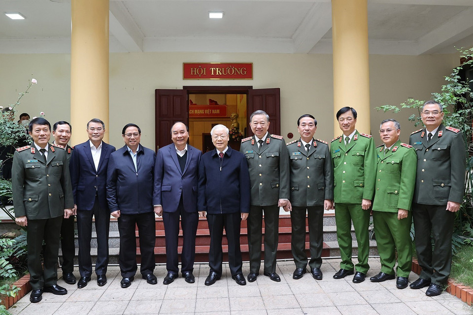 Tổng Bí thư Nguyễn Phú Trọng cùng các lãnh đạo Đảng, Nhà nước và Đảng ủy Công an Trung ương. (Ảnh : Trí Dũng/TTXVN)