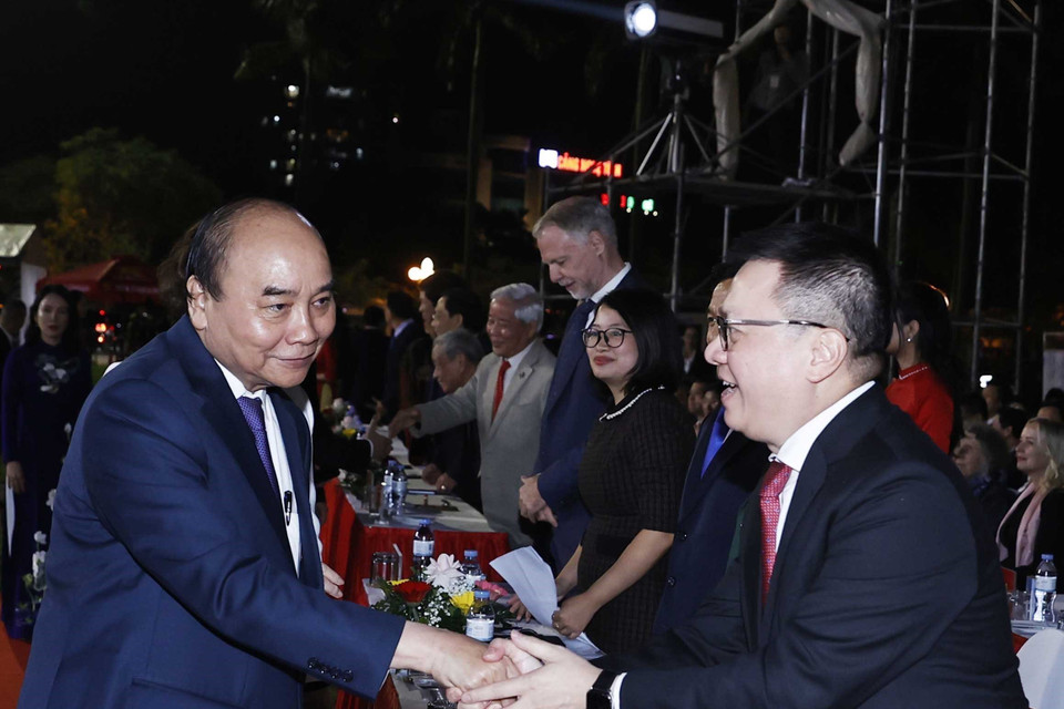 Chủ tịch nước Nguyễn Xuân Phúc và Ủy viên Trung ương Đảng, Tổng Biên tập Báo Nhân Dân, Phó Trưởng Ban Tuyên giáo Trung ương, Chủ tịch Hội Nhà báo Việt Nam Lê Quốc Minh tại buổi lễ.