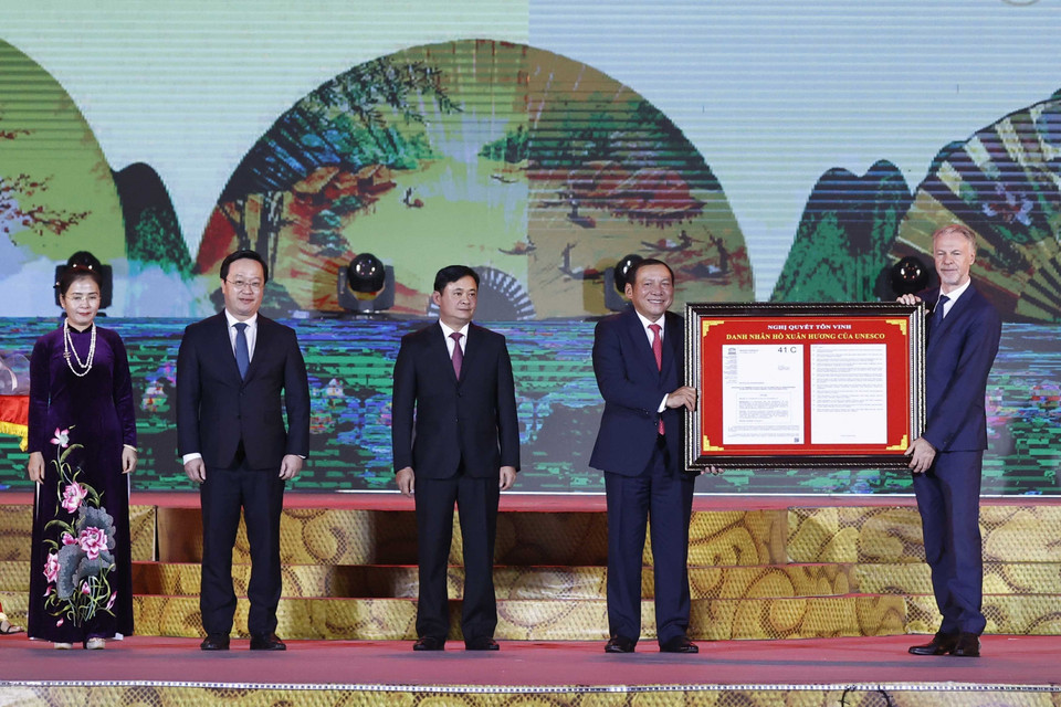 Trưởng đại diện UNESCO tại Việt Nam Christian Manhart trao Nghị quyết vinh danh Danh nhân Hồ Xuân Hương của UNESCO cho Việt Nam. (Ảnh: Thống Nhất/TTXVN)