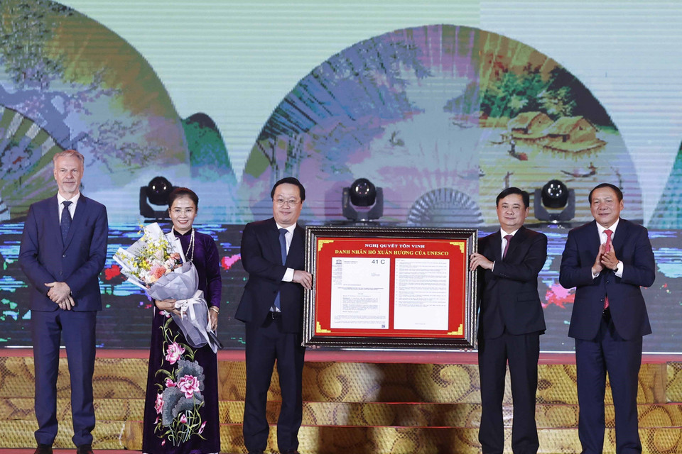 Trưởng đại diện UNESCO tại Việt Nam Christian Manhart trao Nghị quyết vinh danh Danh nhân Hồ Xuân Hương của UNESCO cho Việt Nam. (Ảnh: Thống Nhất/TTXVN)