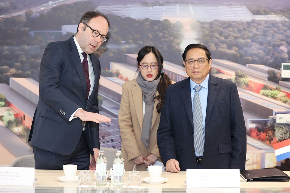 Thủ tướng Phạm Minh Chính nghe giới thiệu về Khu công nghệ cao Brainport. (Ảnh: Dương Giang/TTXVN)