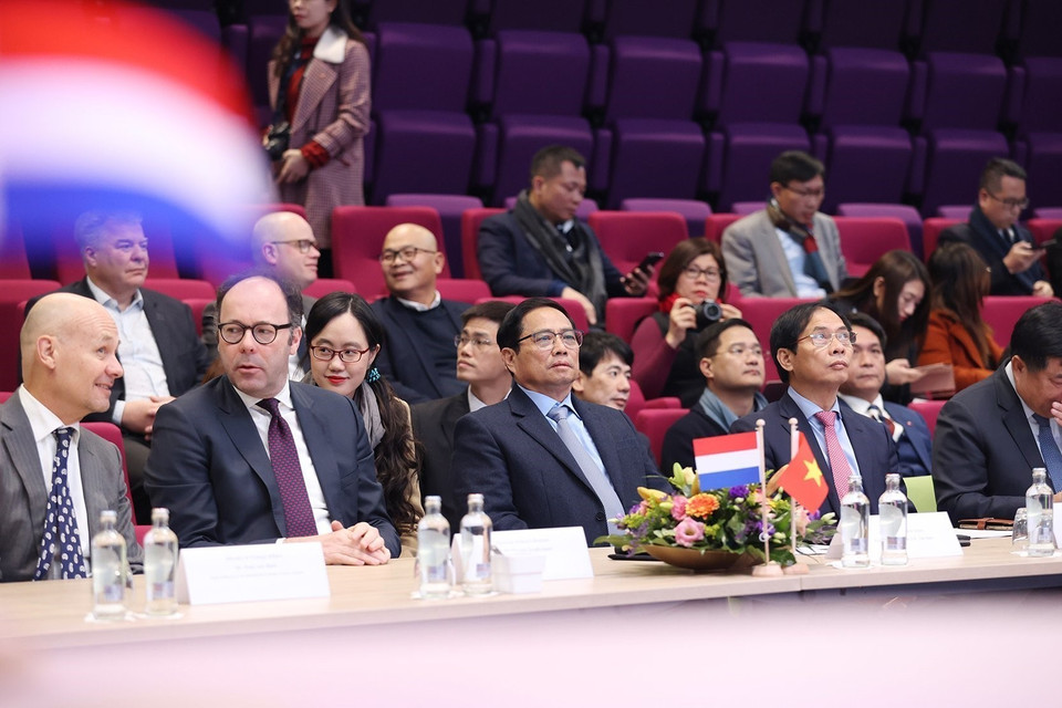 Thủ tướng Phạm Minh Chính nghe giới thiệu về Khu công nghệ cao Brainport ở thành phố Eindhoven. (Ảnh: Dương Giang/TTXVN)