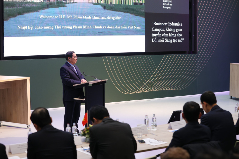 Thủ tướng Phạm Minh Chính phát biểu tại buổi làm việc với các CEO Khu công nghệ cao Brainport và tỉnh Bắc Brabant. (Ảnh: Dương Giang/TTXVN)