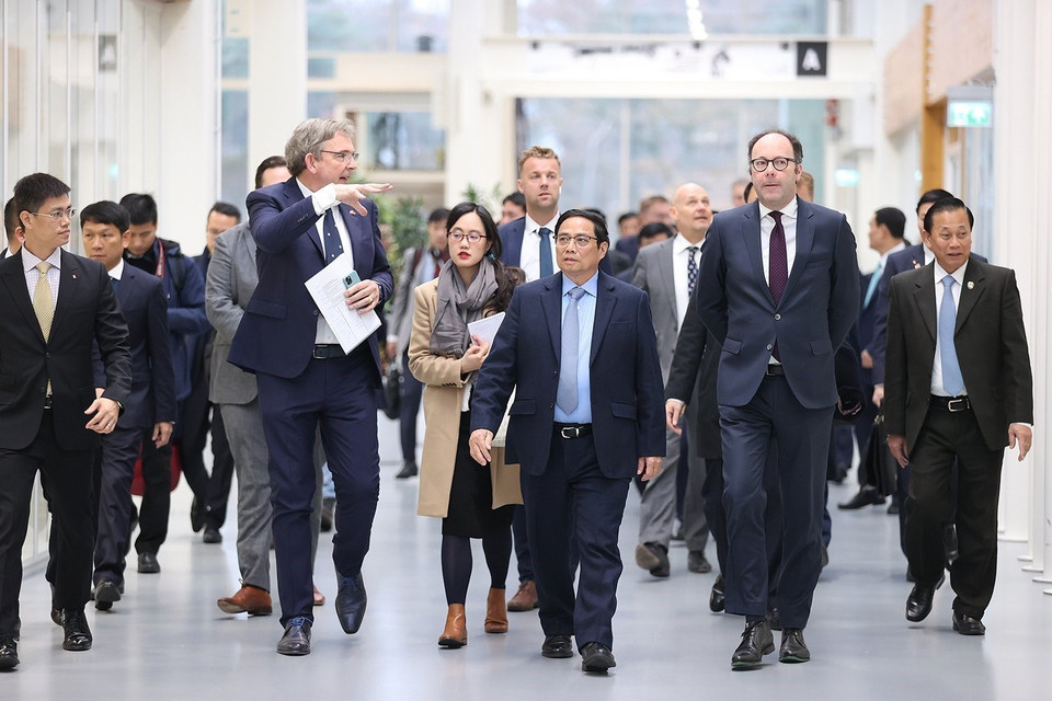 Thủ tướng Phạm Minh Chính thăm quan Khu công nghệ cao Brainport ở thành phố Eindhoven.(Ảnh: Dương Giang/TTXVN)