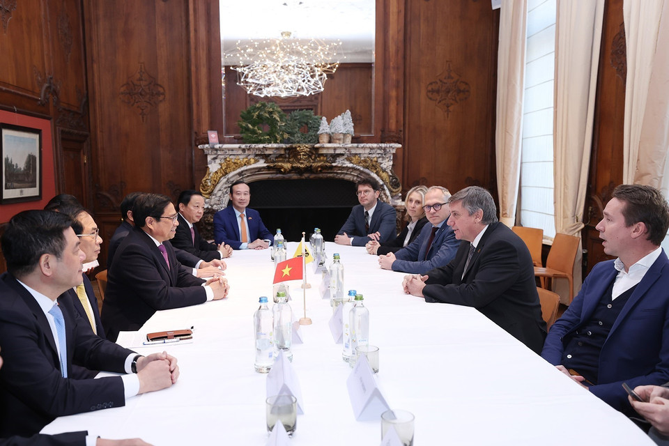 Thủ tướng Phạm Minh Chính làm việc với ông Jan Jambon, Bộ trưởng-Thủ hiến vùng Flanders. (Ảnh: Dương Giang/TTXVN)