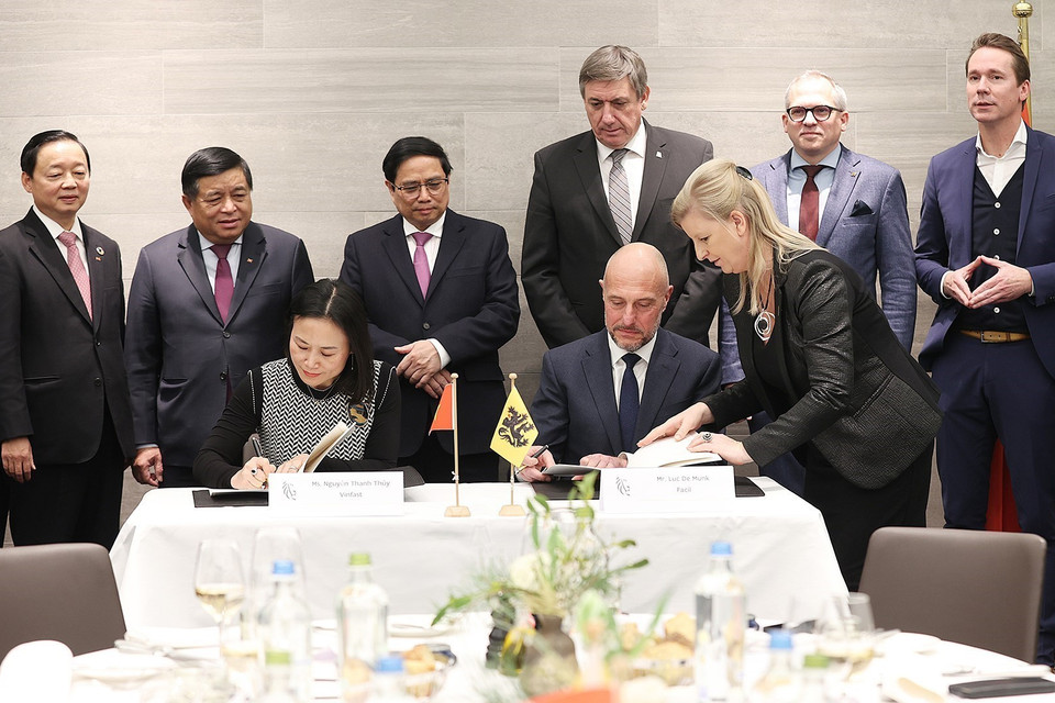 Thủ tướng Phạm Minh Chính và ông Jan Jambon, Bộ trưởng-Thủ hiến vùng Flanders chứng kiến lễ ký kết ý định thư hợp tác giữa Vinfast (Việt Nam) và Facil (Bỉ). (Ảnh: Dương Giang/TTXVN)