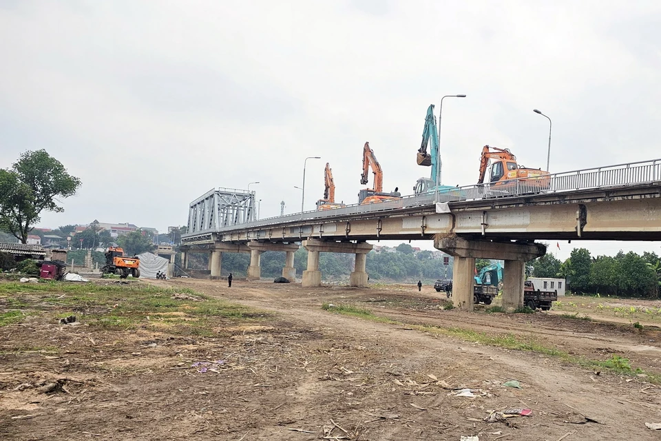 Các cơ quan chức năng phối hợp với đơn vị liên quan tiến hành thực hiện những công đoạn cuối cùng trước khi phá dỡ cầu cũ để xây dựng cầu mới. (Ảnh: Tạ Toàn/TTXVN)