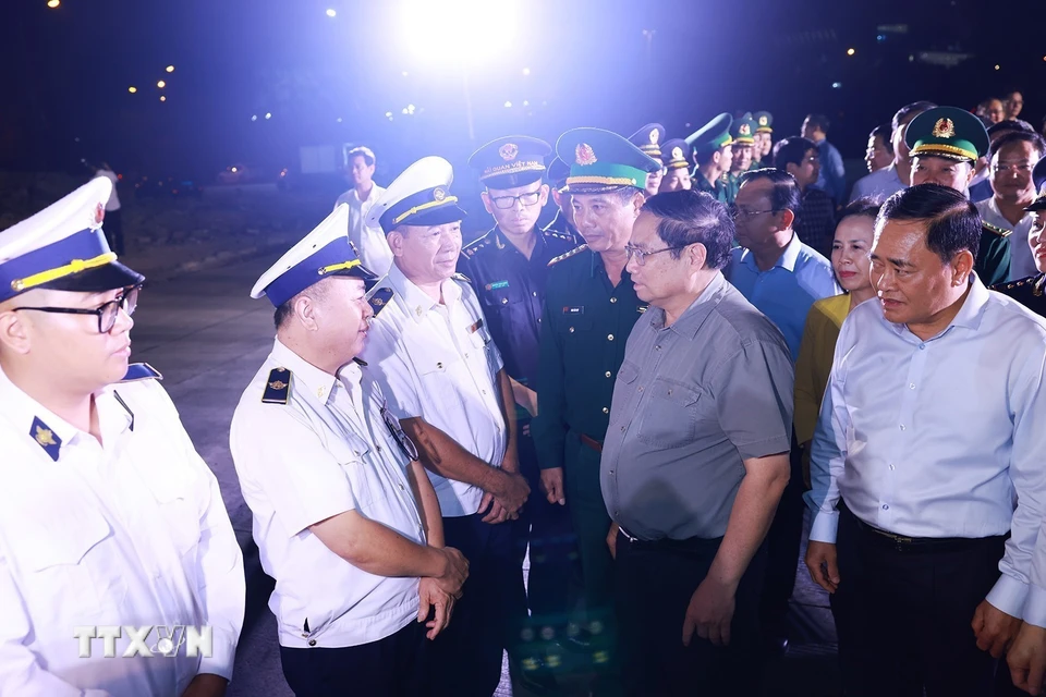 Thủ tướng Phạm Minh Chính động viên các lực lượng tại Cửa khẩu Quốc tế Hữu Nghị. (Ảnh: Dương Giang/TTXVN)