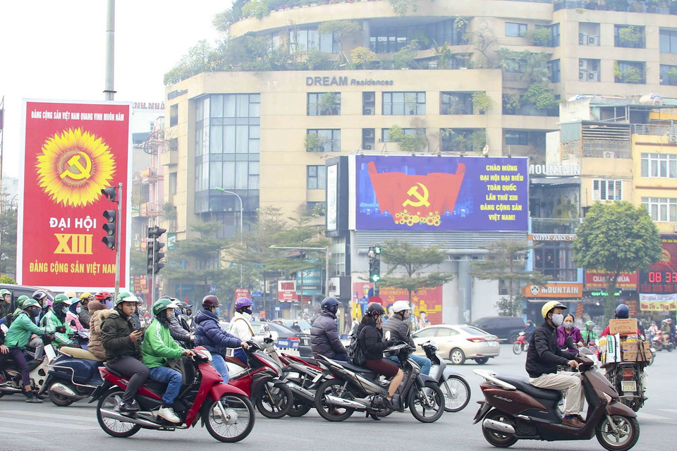 Panô cỡ lớn được treo tại khu vực ngã năm Ô Chợ Dừa. (Ảnh: Tuấn Đức/TTXVN)