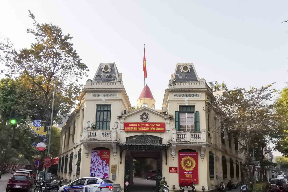 Trụ sở Công an quận Hoàn Kiếm được trang hoàng panô, khẩu hiệu chào mừng Đại hội XIII của Đảng. (Ảnh: Tuấn Đức/TTXVN)