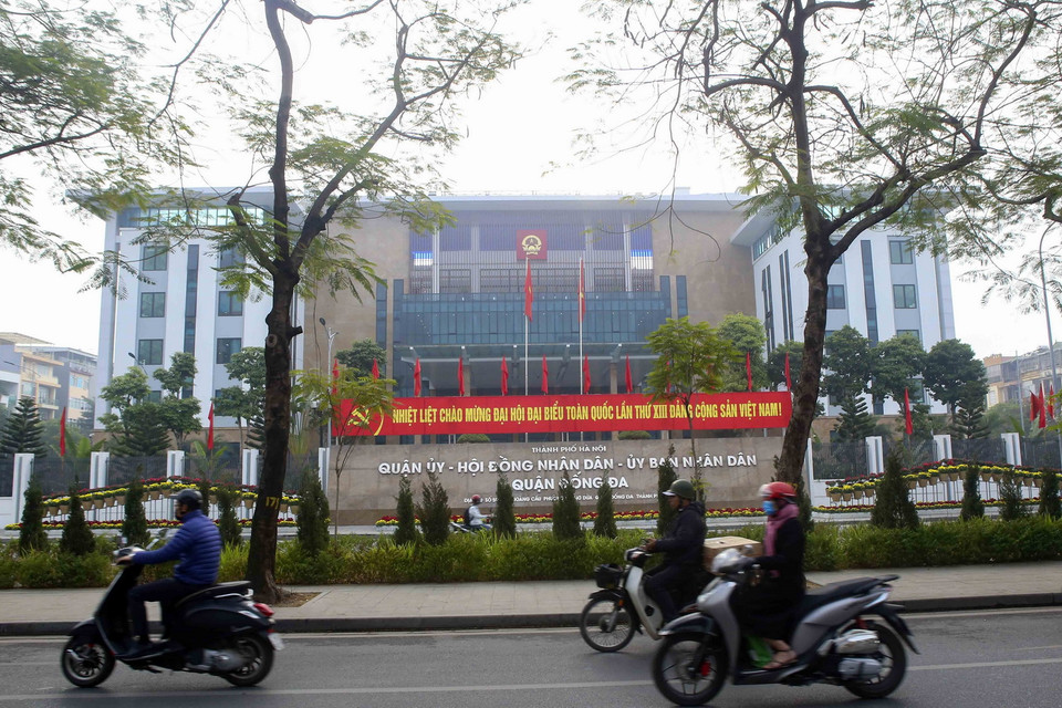 Cờ và khẩu hiệu được trang hoàng tại UBND quận Đống Đa. (Ảnh: Tuấn Đức/TTXVN)