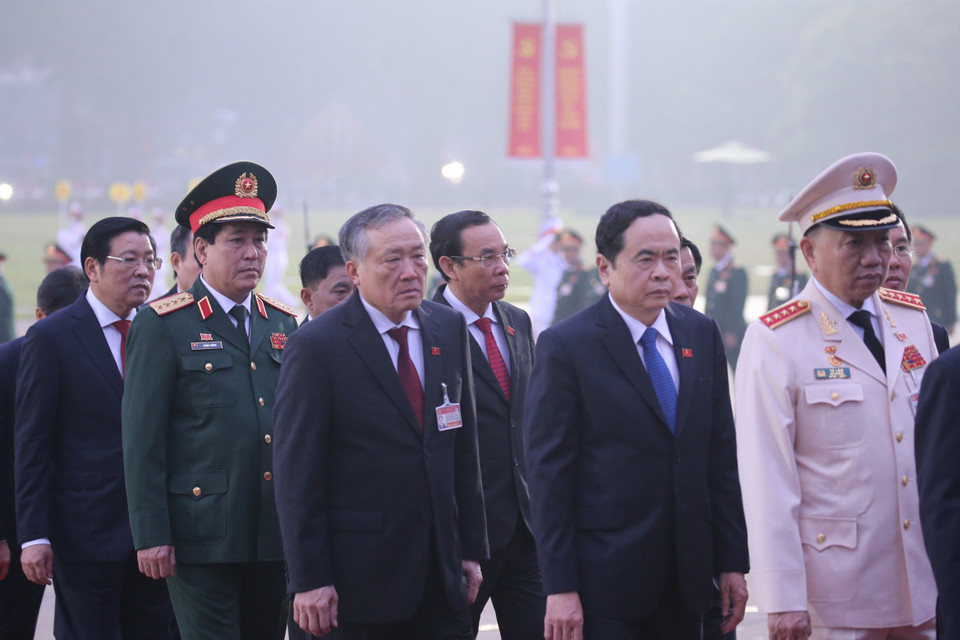 Các lãnh đạo Đảng, Nhà nước cùng đại biểu dự Đại hội XIII của Đảng đặt vòng hoa và vào Lăng viếng Chủ tịch Hồ Chí Minh. (Ảnh: Dương Giang/TTXVN)