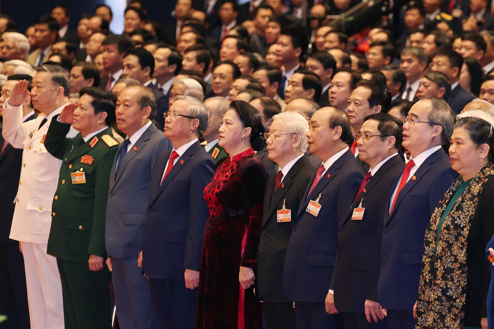 Các đại biểu thực hiện nghi thức chào cờ. (Ảnh: TTXVN)