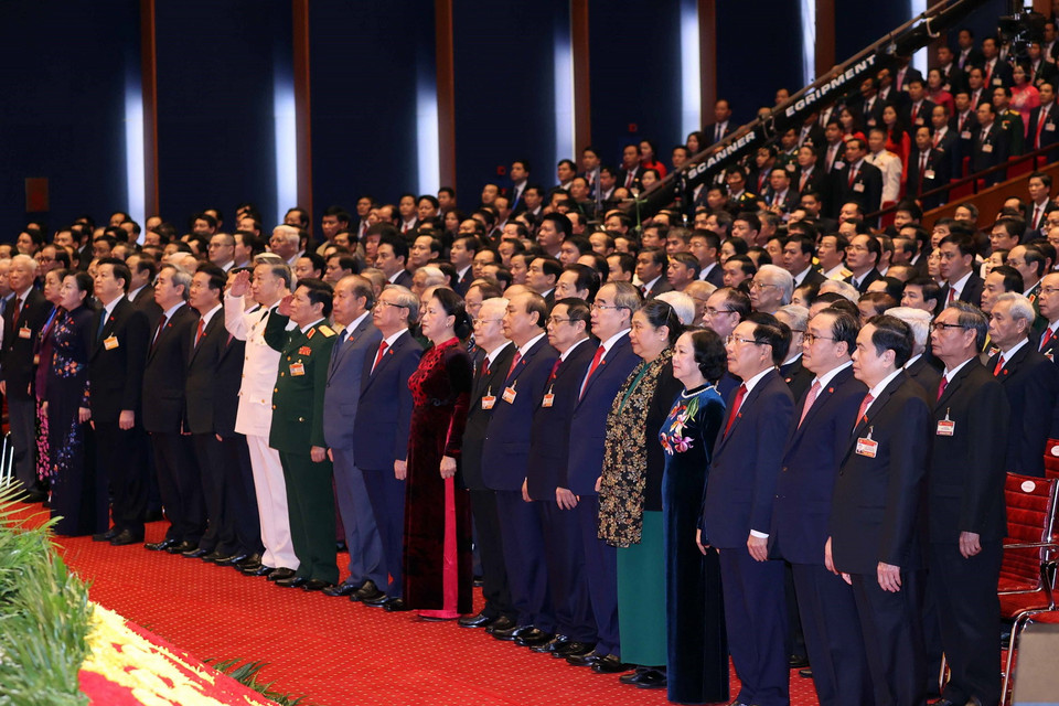 Các đại biểu thực hiện nghi thức chào cờ. (Ảnh: TTXVN)