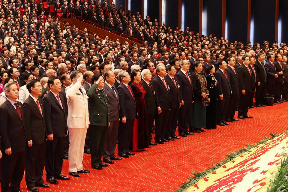 Các đại biểu thực hiện nghi thức chào cờ. (Ảnh: TTXVN)