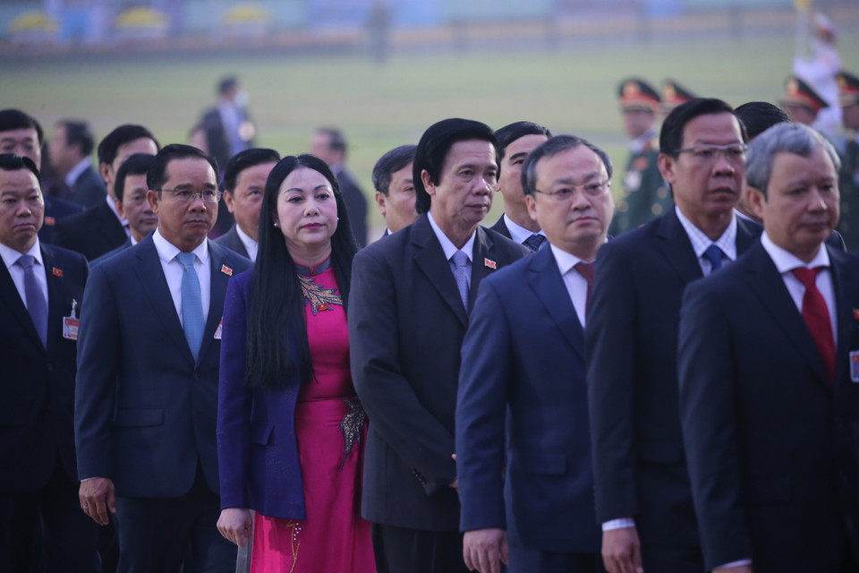 Đại biểu dự Đại hội XIII của Đảng đặt vòng hoa và vào Lăng viếng Chủ tịch Hồ Chí Minh. (Ảnh: Dương Giang/TTXVN)