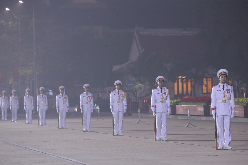 Đội nghi lễ triển khai đội hình trên quảng trường Ba Đình, sáng sớm 25/1. (Ảnh: Dương Giang/TTXVN)