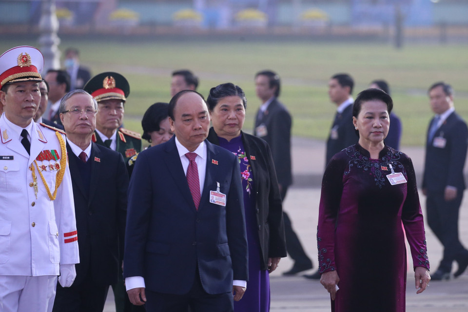 Các lãnh đạo Đảng, Nhà nước cùng đại biểu dự Đại hội XIII của Đảng đặt vòng hoa và vào Lăng viếng Chủ tịch Hồ Chí Minh. (Ảnh: Dương Giang/TTXVN)