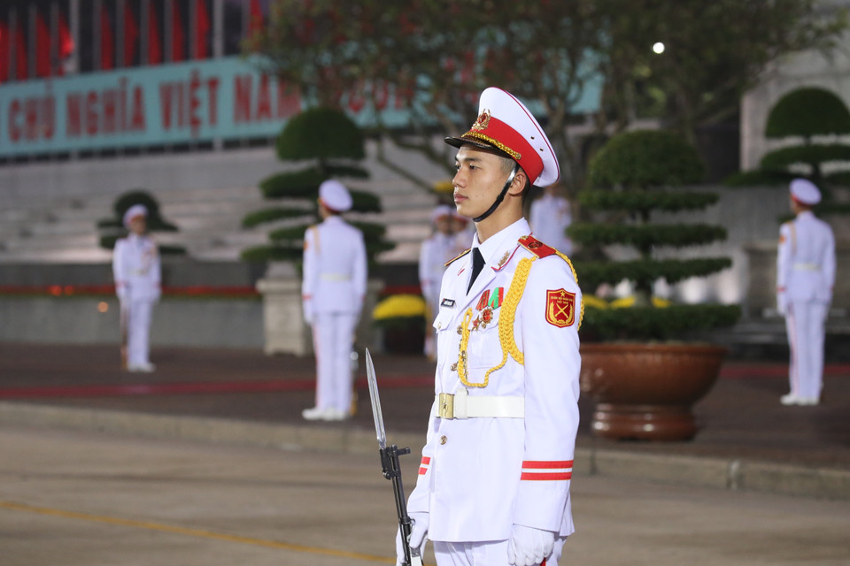 Lực lượng tiêu binh triển khai đội hình trên quảng trường Ba Đình, sáng sớm 25/1. (Ảnh: Dương Giang/TTXVN)