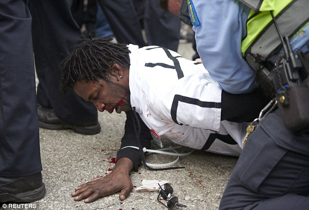 Theo truyền thông Mỹ, nhà hoạt động da màu này có tên Anthony Cage đã cùng một số nhà hoạt động da màu khác trong phong trào Black Live Matters đụng độ với những người ủng hộ ông Trump bên ngoài nhà hát Peabody, nơi những người ủng hộ ứng viên Tổng thống này xếp hàng tham dự sự kiện có Trump tham dự. (Nguồn: Reuters/DM)