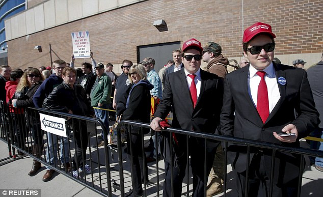 Những người ủng hộ ăn mặc theo phong cách Donald Trump (Nguồn: Reuters)