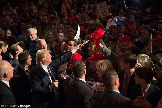 Donald Trmp ký tặng người ủng hộ (Nguồn: AFP)