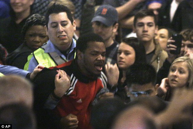 Một nhà hoạt động da màu bị cảnh sát điệu khỏi nhà hát Peabody (Nguồn: AP/DM)