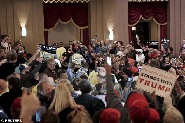 Những người ủng hộ Trump vỗ tay khi những nhà hoạt động trên bị điệu khỏi nhà hát (Nguồn: Reuters/DM)