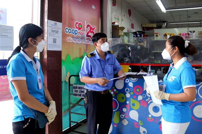 Chủ tịch Hội Liên hiệp phụ nữ Quận 3 Đoàn Thị Cẩm Tú phối hợp với siêu thị Co.op Nhiêu Lộc-Thị Nghè tạo điều kiện để tình nguyện viên phụ nữ phường đi chợ giúp dân. (Ảnh: Thanh Vũ/TTXVN)