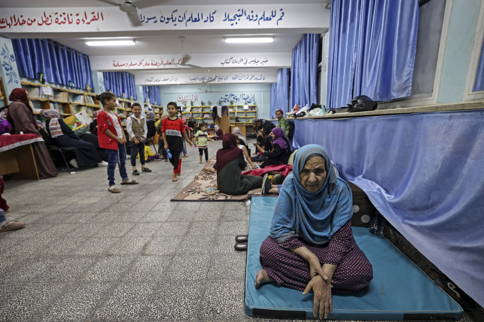 Các gia đình Palestine trú ẩn tại một trường học của Liên hợp quốc ở thành phố Gaza sau khi rời bỏ nhà ở thị trấn Beit Lahia. (Ảnh: AFP)
