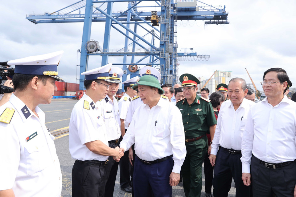 Thủ tướng Nguyễn Xuân Phúc thăm Bến cảng quốc tế Cái Mép. (Ảnh: Thống Nhất/TTXVN)