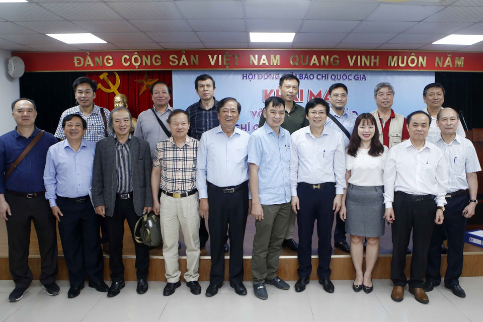 Các thành viên Hội đồng vòng chấm sơ khảo Giải báo chí Quốc gia lần thứ XV - năm 2020 chụp ảnh lưu niệm. (Ảnh: Phạm Kiên/TTXVN)