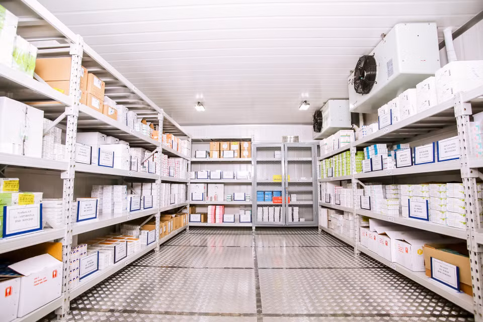 VNVC đã trang bị kho lạnh và dây chuyền lạnh đạt chuẩn để phục vụ việc bảo quản vắcxin. (Ảnh: Thông tin Chính phủ)