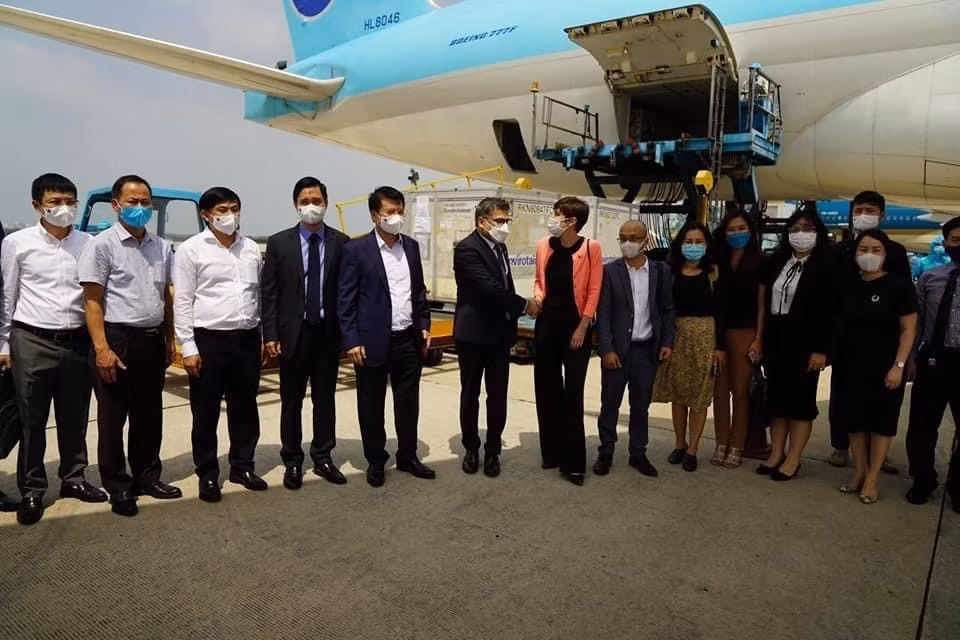 Thứ trưởng Bộ Y tế Trương Quốc Cường tiếp nhận lô vắcxin COVID-19 đầu tiên của Việt Nam. (Ảnh: TTXVN phát)