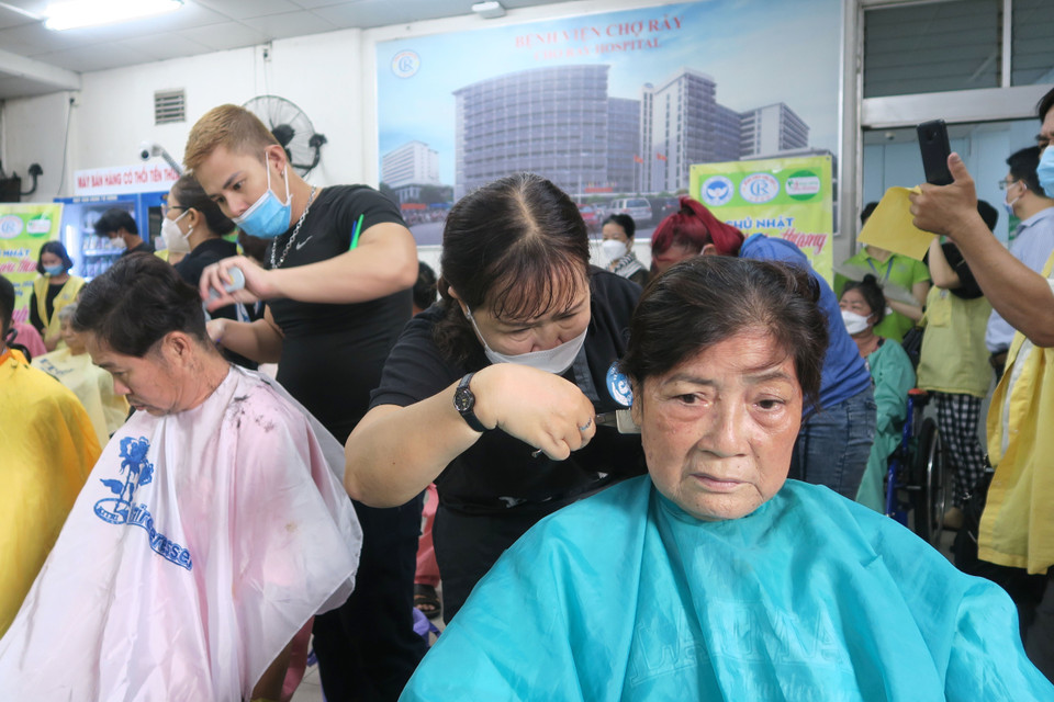 Ngày 16/4, chương trình “Chủ nhật chia sẻ yêu thương” lần thứ 20 tại Bệnh viện Chợ Rẫy, Thành phố Hồ Chí Minh đã quay trở lại với những hoạt động ý nghĩa: biểu diễn văn nghệ, cắt tóc, gội đầu miễn phí, chụp ảnh chân dung lưu niệm, bữa cơm thân mật. (Ảnh: Đinh Hằng/TTXVN)