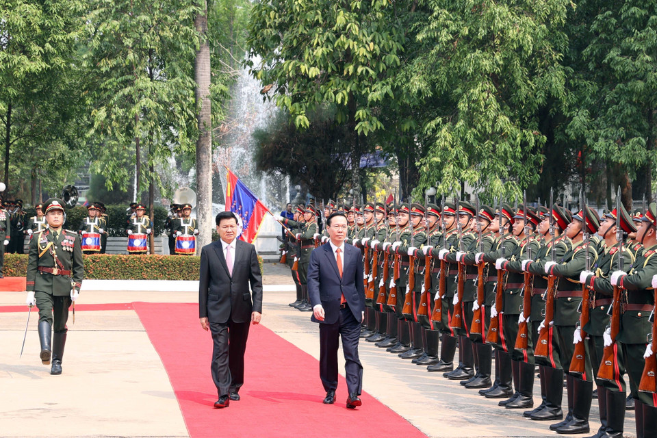Chủ tịch nước Võ Văn Thưởng và Tổng Bí thư, Chủ tịch nước Lào Thongloun Sisoulith duyệt đội danh dự. (Ảnh: Thống Nhất/TTXVN)