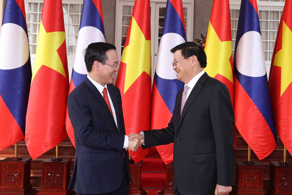 Tổng Bí thư, Chủ tịch nước Lào Thongloun Sisoulith đón Chủ tịch nước Võ Văn Thưởng. (Ảnh: Thống Nhất/TTXVN)