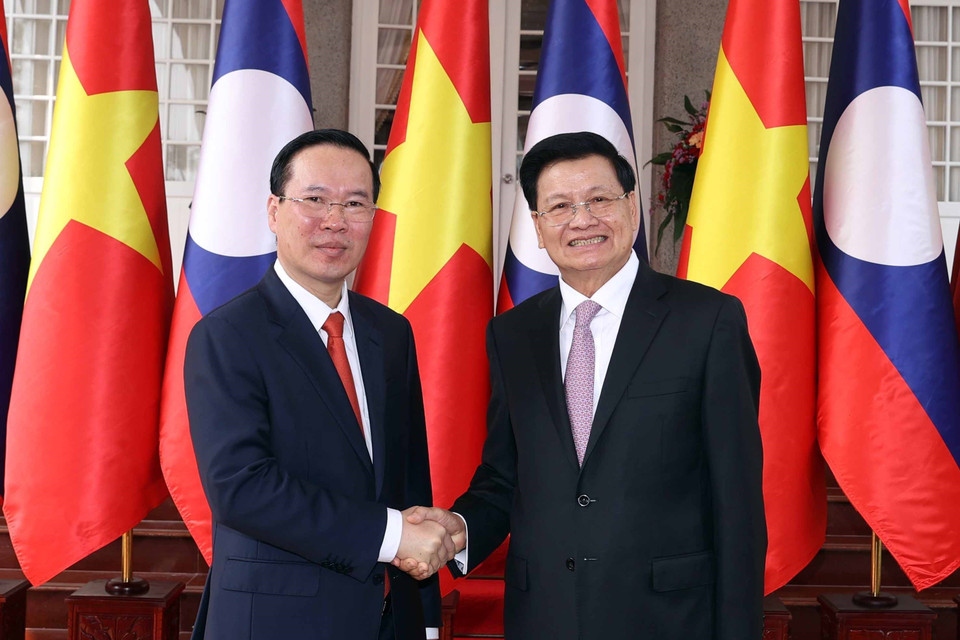 Chủ tịch nước Võ Văn Thưởng và Tổng Bí thư, Chủ tịch nước Lào Thongloun Sisoulith tại lễ đón. (Ảnh: Thống Nhất/TTXVN)