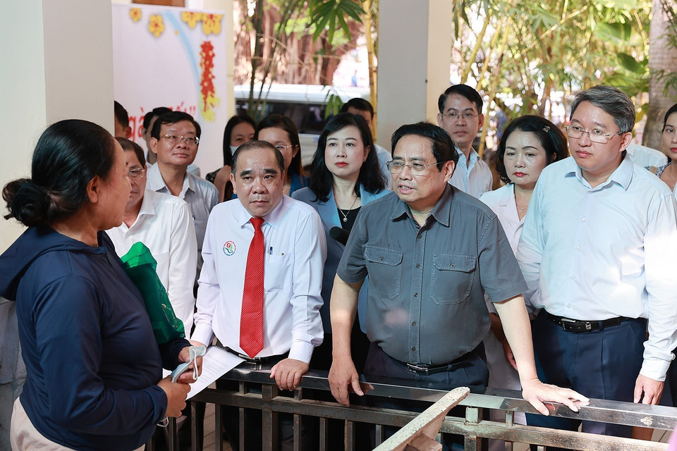 Thủ tướng Phạm Minh Chính thăm, động viên người thân và gia đình bệnh nhân Bệnh viện Đa khoa tỉnh Khánh Hòa. (Ảnh: Dương Giang/TTXVN)