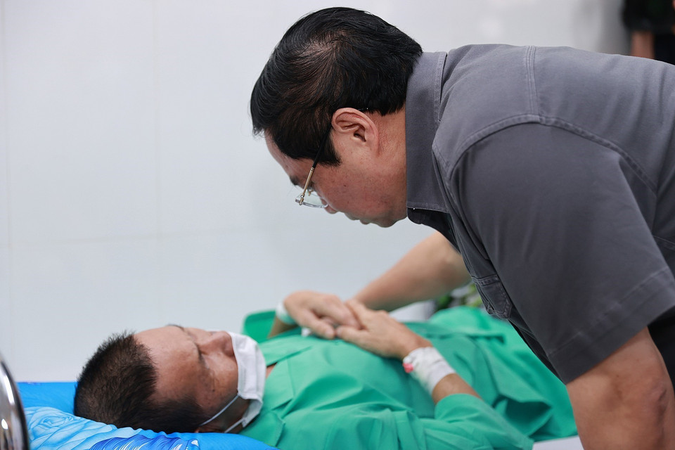 Thủ tướng Phạm Minh Chính động viên bệnh nhân đang điều trị tại Bệnh viện Đa khoa tỉnh Khánh Hòa. (Ảnh: Dương Giang/TTXVN)
