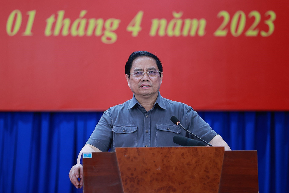 Thủ tướng Phạm Minh Chính giao nhiệm vụ cho cán bộ, y bác sĩ Bệnh viện Đa khoa tỉnh Khánh Hòa. (Ảnh: Dương Giang/TTXVN)