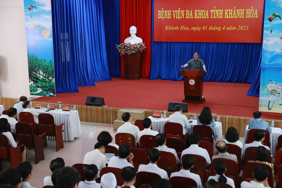 Thủ tướng Phạm Minh Chính giao nhiệm vụ cho cán bộ, y bác sỹ Bệnh viện Đa khoa tỉnh Khánh Hòa. (Ảnh: Dương Giang/TTXVN)