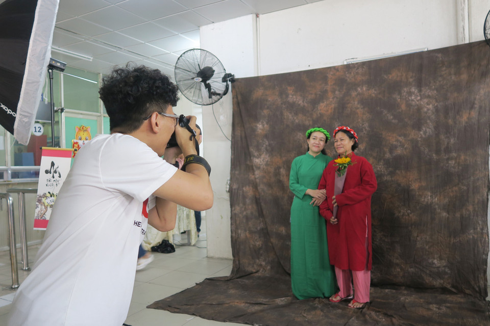 Trang điểm, chụp hình cho bệnh nhân tại Chương trình “Chủ nhật chia sẻ yêu thương.” (Ảnh: Đinh Hằng/TTXVN)