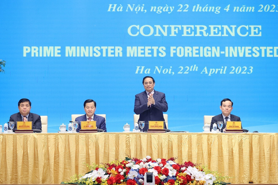 Thủ tướng Phạm Minh Chính và Phó Thủ tướng Lê Minh Khái, Phó Thủ tướng Trần Lưu Quang và Bộ trưởng Bộ Kế hoạch và Đầu tư Nguyễn Chí Dũng chủ trì cuộc gặp các nhà đầu tư nước ngoài. (Ảnh: Dương Giang/TTXVN)