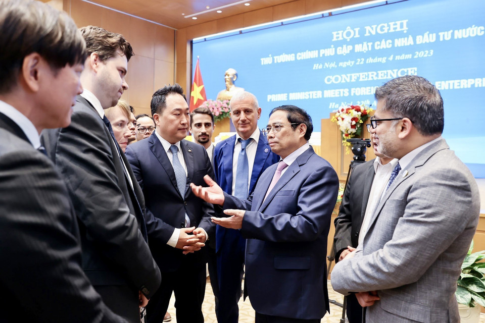 Thủ tướng Phạm Minh Chính trao đổi với các đại diện tổ chức, doanh nghiệp. (Ảnh: Dương Giang/TTXVN)