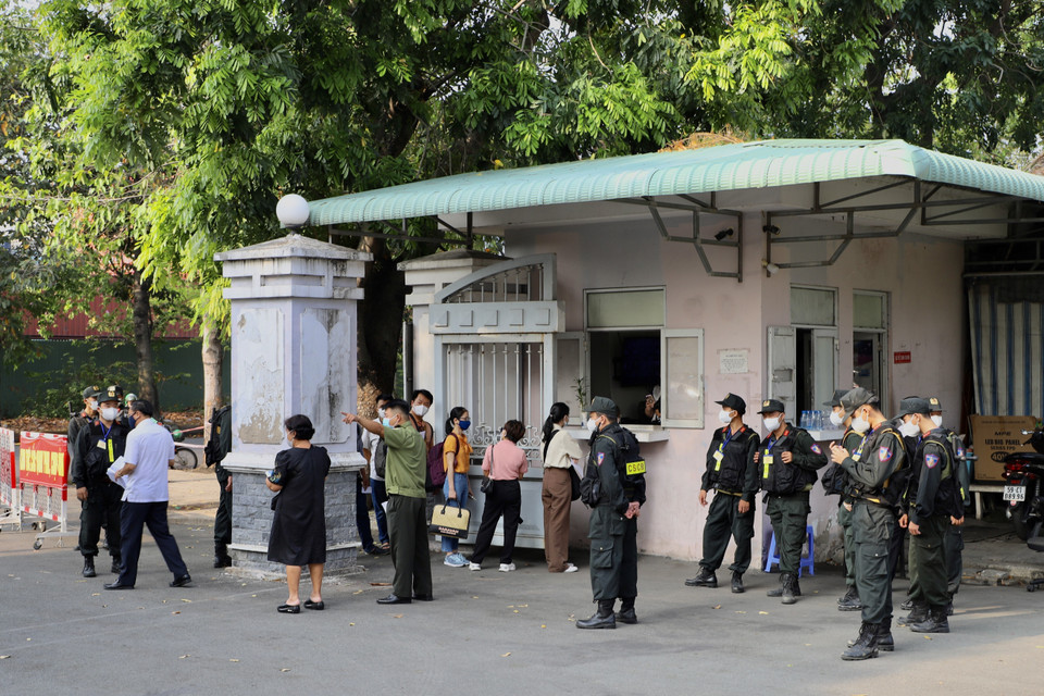 An ninh Tòa án được lực lượng an ninh siết chặt. (Ảnh: Hồng Giang/TTXVN)